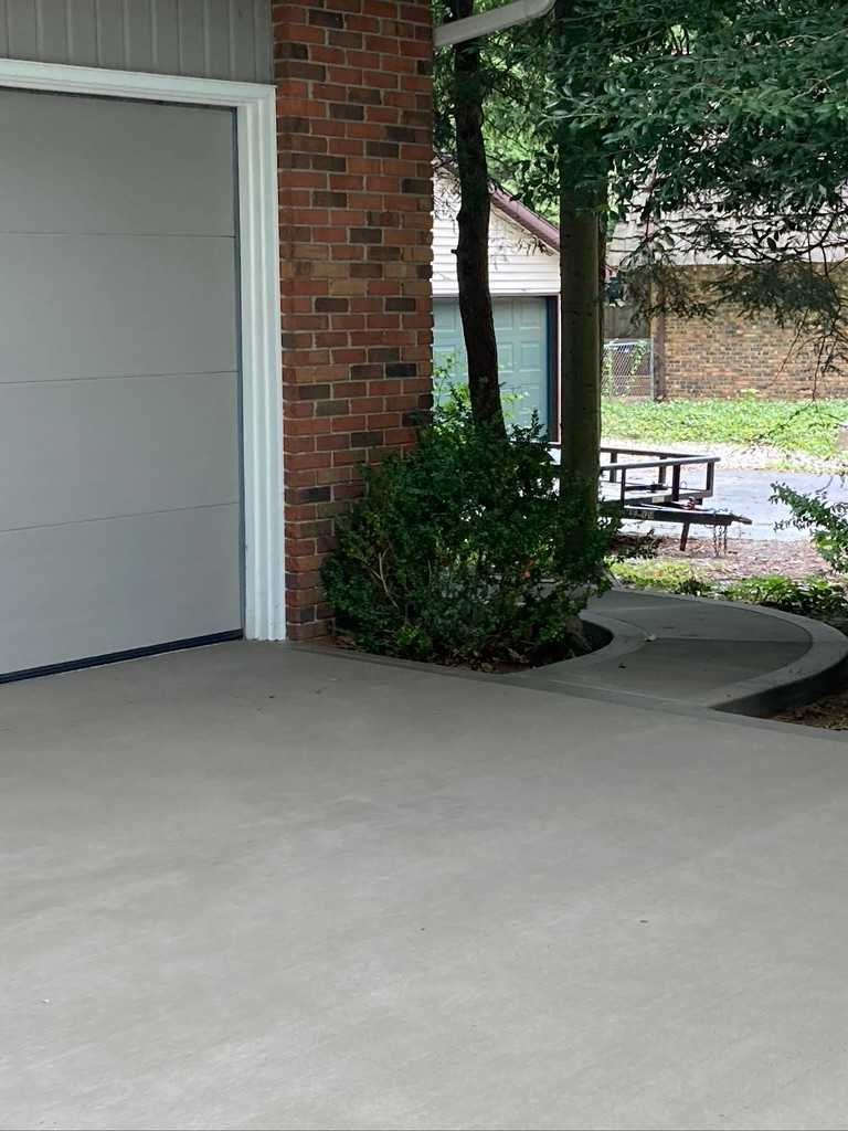 Residential driveway concrete construction