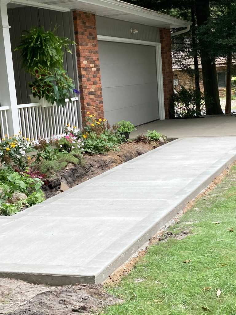 Residential driveway concrete construction